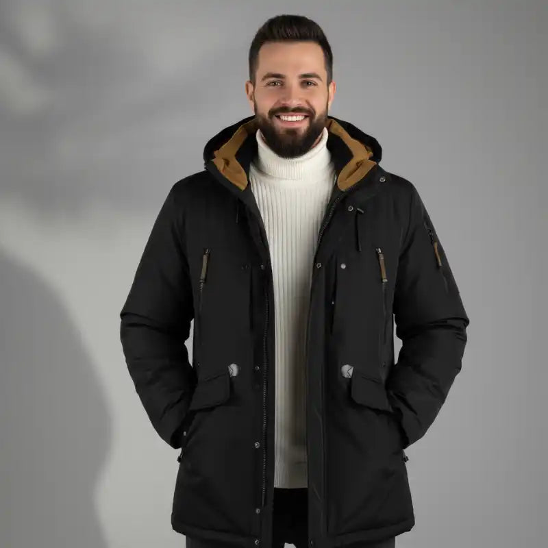 Parka à capuche noire pour hommes avec un pull à col roulé blanc