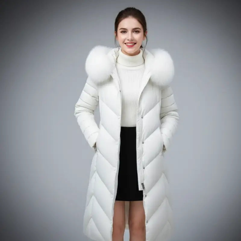 Manteau parka femme blanc long avec capuche réglable et coupe féminine, à fourrure
