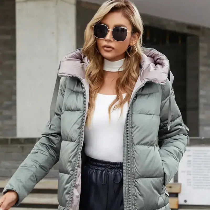 Parka à capuche femme en tissu déperlant avec capuche, look chic et tendance