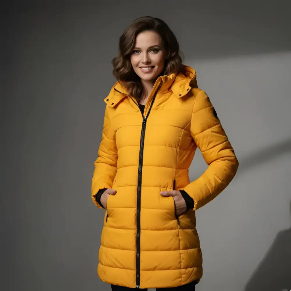 Femme souriante portant un parka chaude femme imperméable avec doublure matelassée