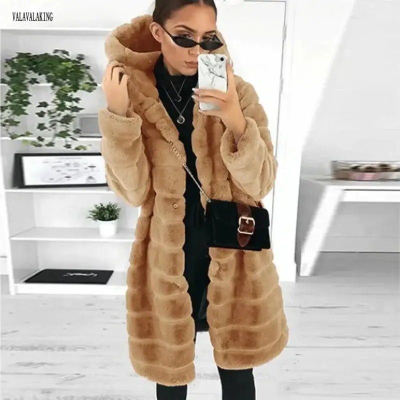 Femme portant un parka fourrure capuche femme rose pâle, long, tan, avec sac noir