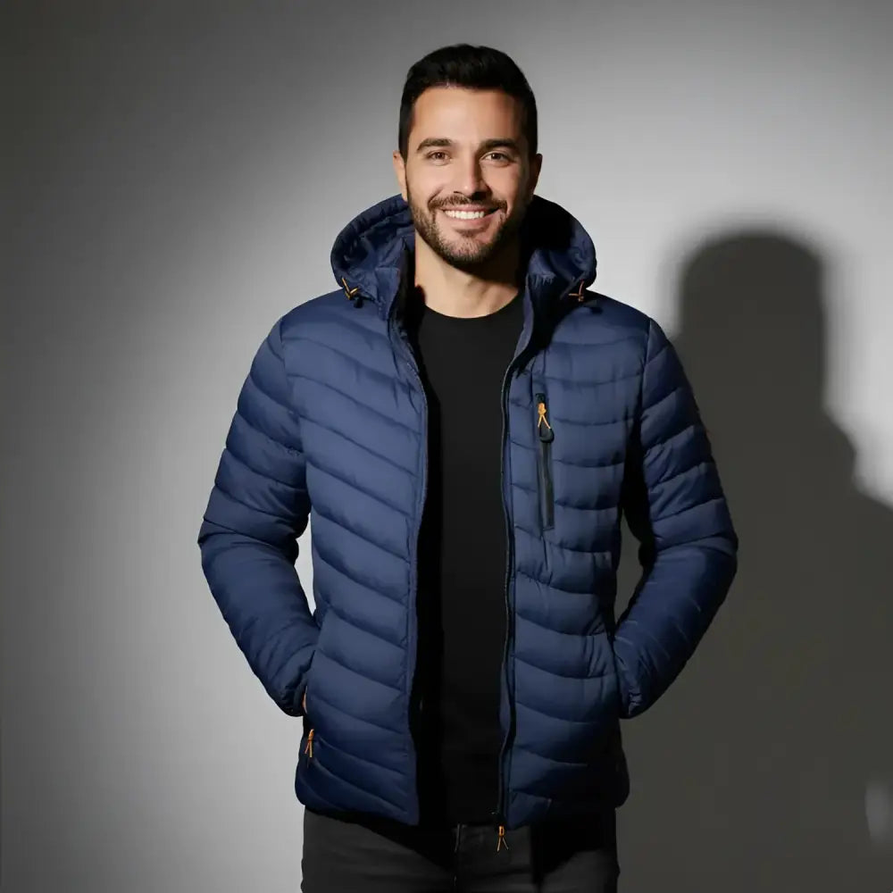 Homme souriant portant parka homme capuche avec poches zippées et coupe fonctionnelle