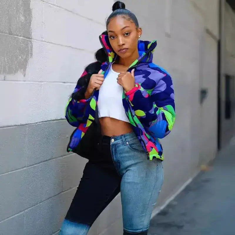 Femme portant un parka imperméable femme coloré et jeans bicolores