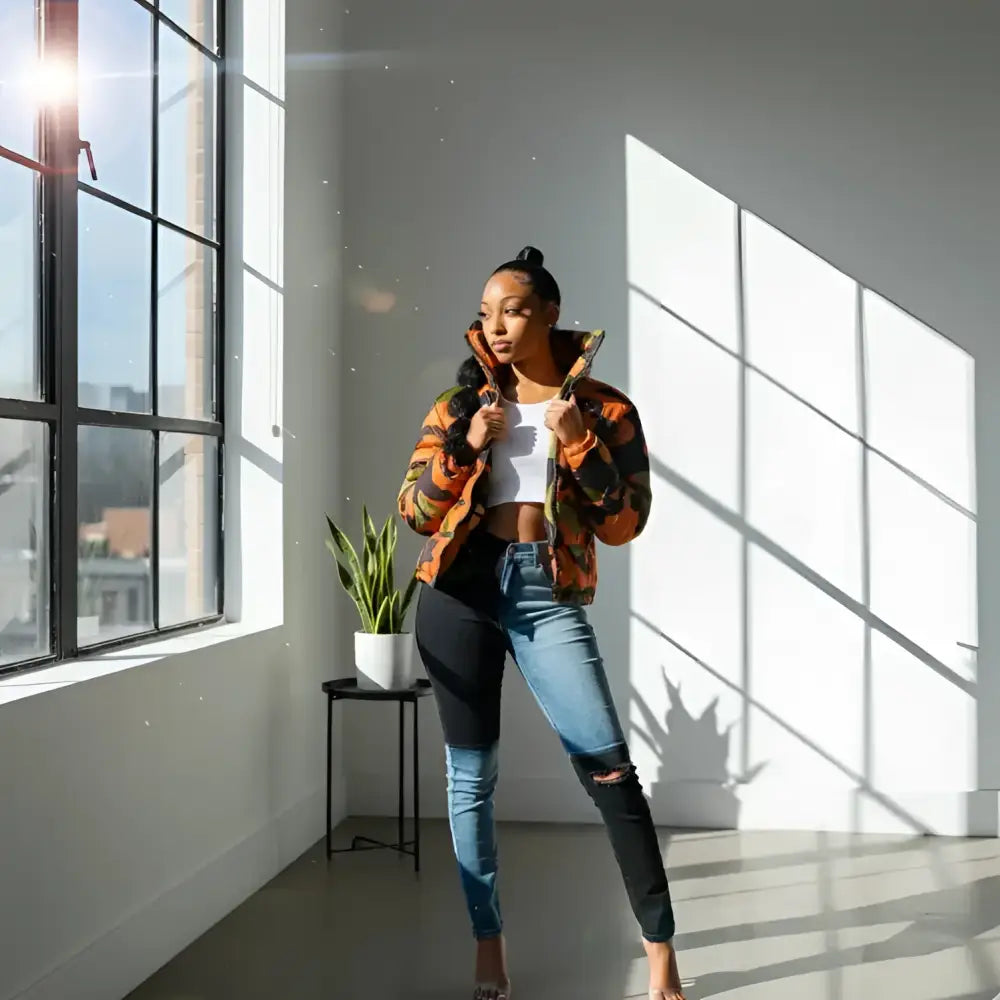 Femme portant un parka imperméable avec jeans skinny color-block et veste camouflage
