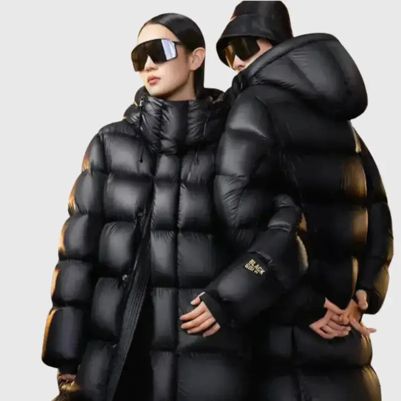 Deux femmes en parka longue femme imperméable avec capuche et lunettes de soleil