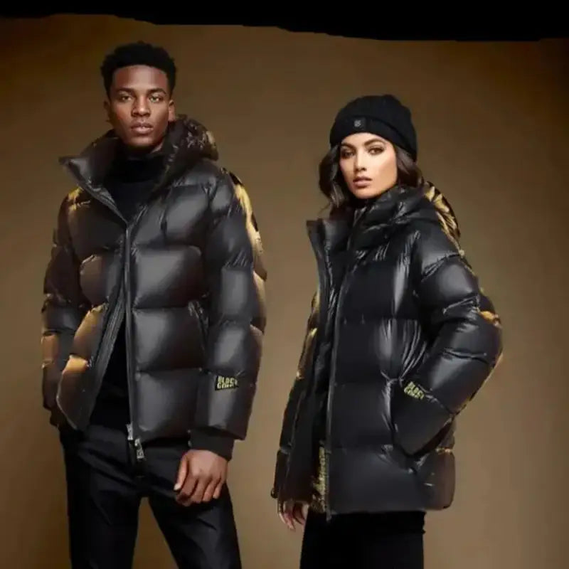Deux modèles portant une parka longue femme imperméable avec capuche pour une couverture optimale