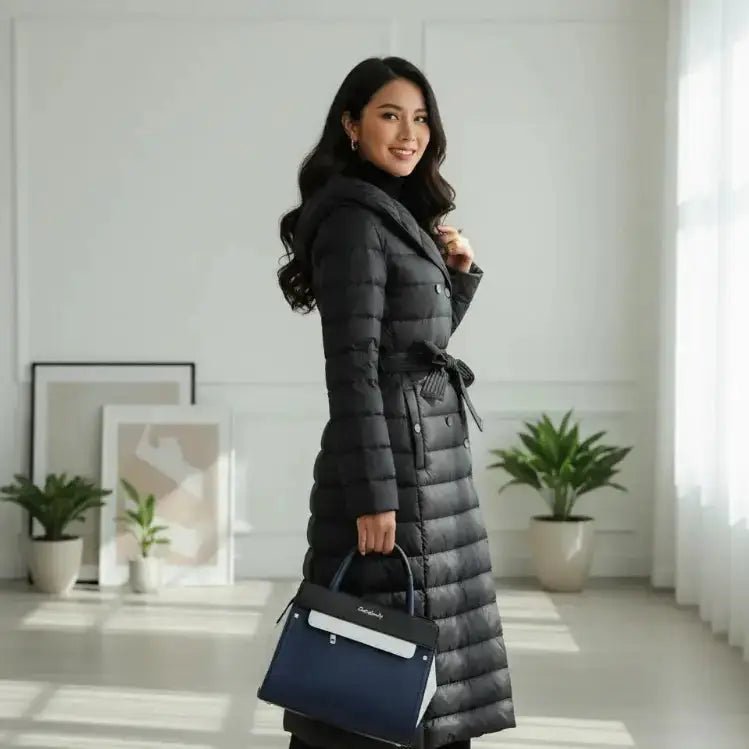 Imperméable Femme 3 Styles - Toute Météo + Tech Ultime, femme portant un imperméable noir élégant avec sac à main