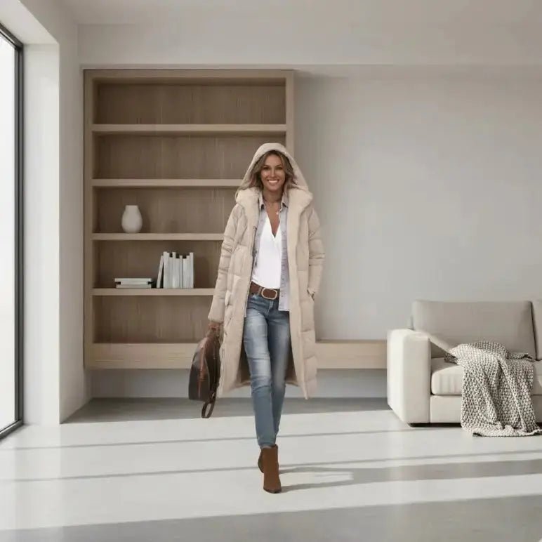 Manteau Femme 2025 : Découvrez Votre Coupe Parfaite, femme en manteau beige dans un intérieur moderne.