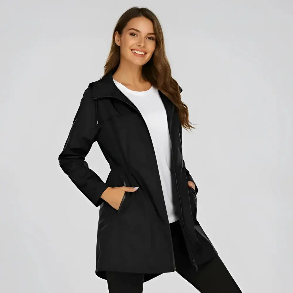 Parka femme chaude et imperméable avec capuche, utile pour illustrer l’entretien et le lavage d’une parka.