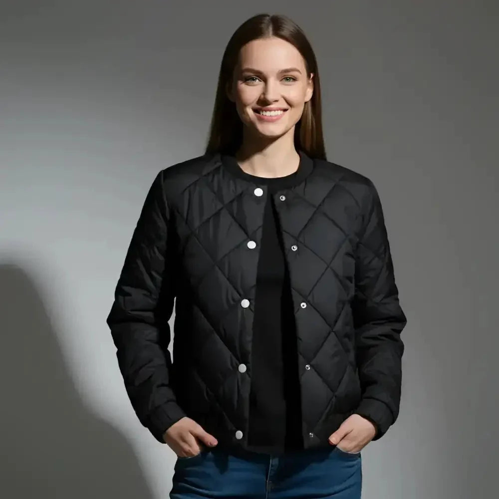 Parka courte femme style bombardier noire, silhouette urbaine dynamique