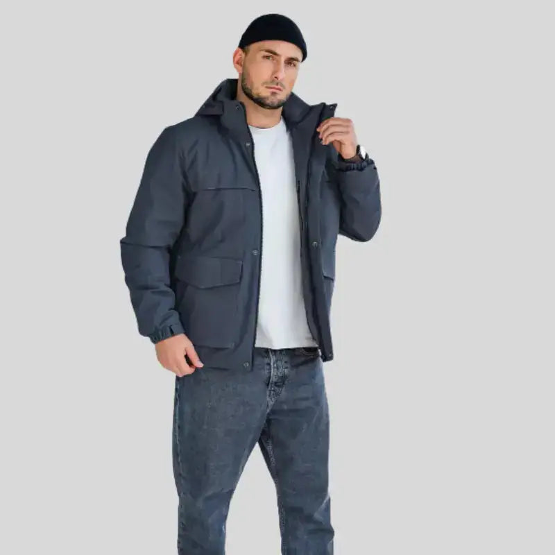 Parka homme imperméable grise à capuche, idéale pour choisir une parka homme contre la pluie.