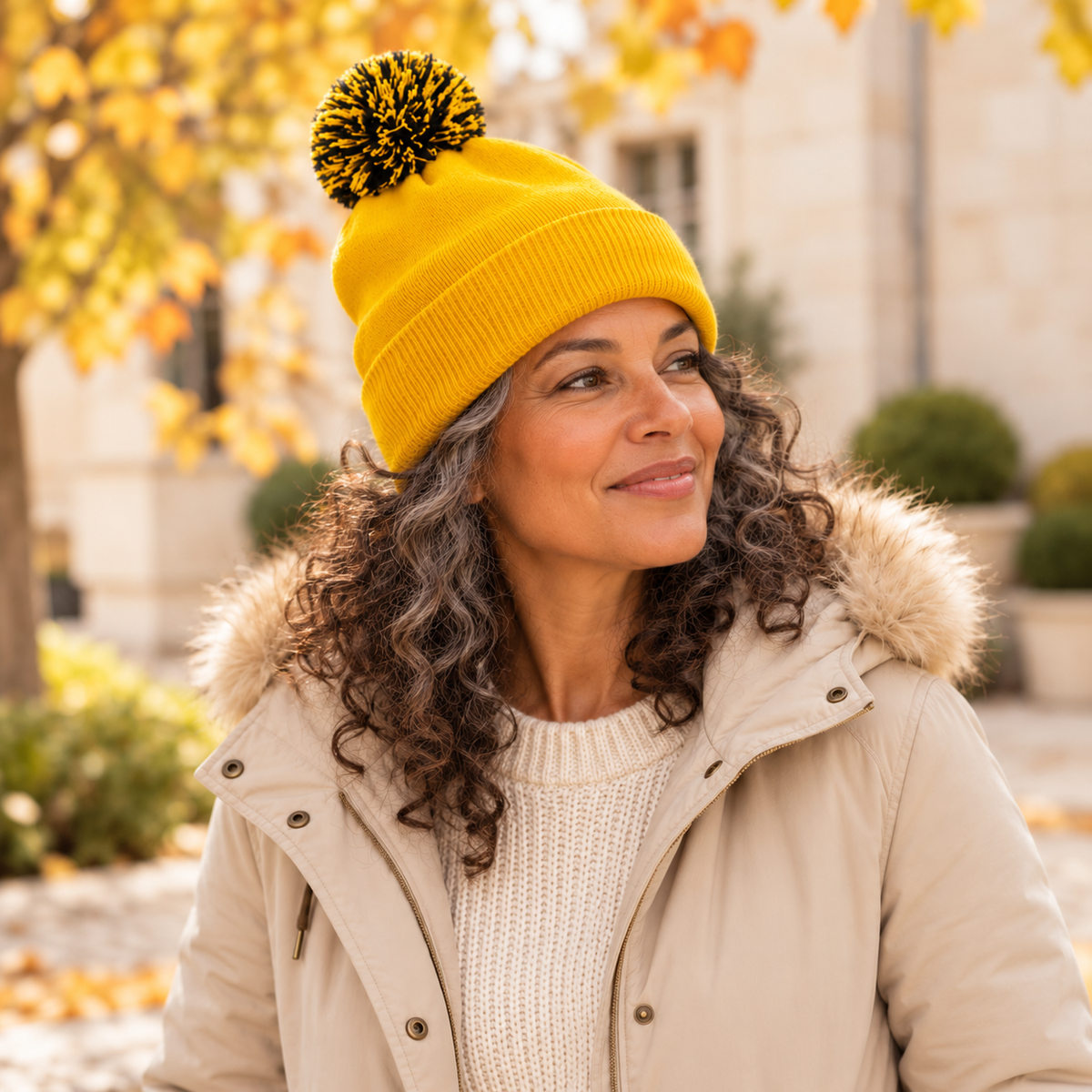 Bonnet jaune à pompon bicolore – Le Soleil — mise en situation