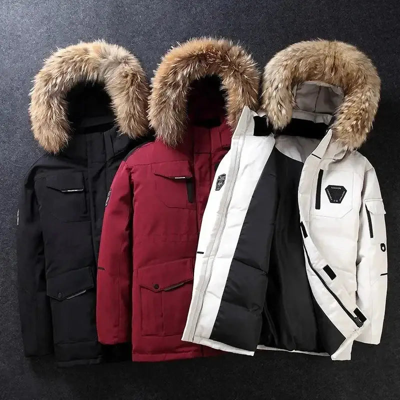 Doudoune et parka homme - Trois modèles avec capuche en fausse fourrure, disponibles en noir, bordeaux et blanc.