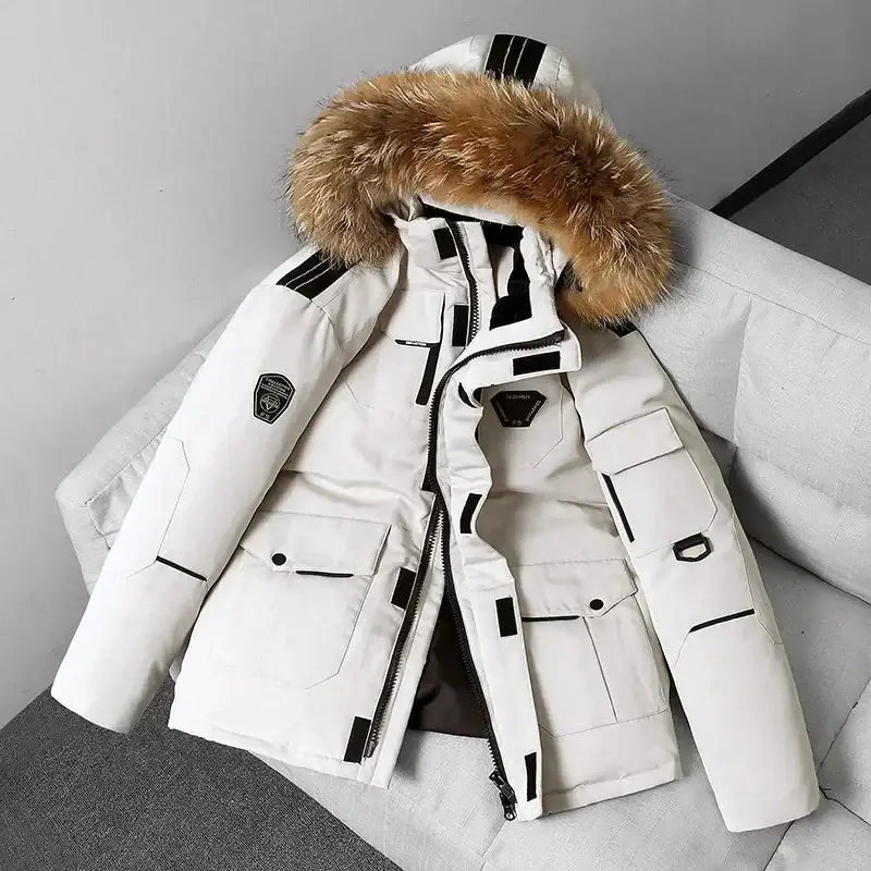 Doudoune et parka homme élégante avec capuche en fausse fourrure, idéale pour l'hiver.