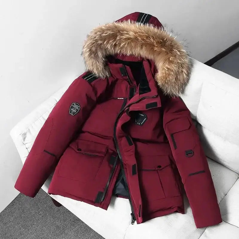 Doudoune et parka homme en bordeaux avec capuche en fausse fourrure, élégante et fonctionnelle, idéale pour l'hiver.