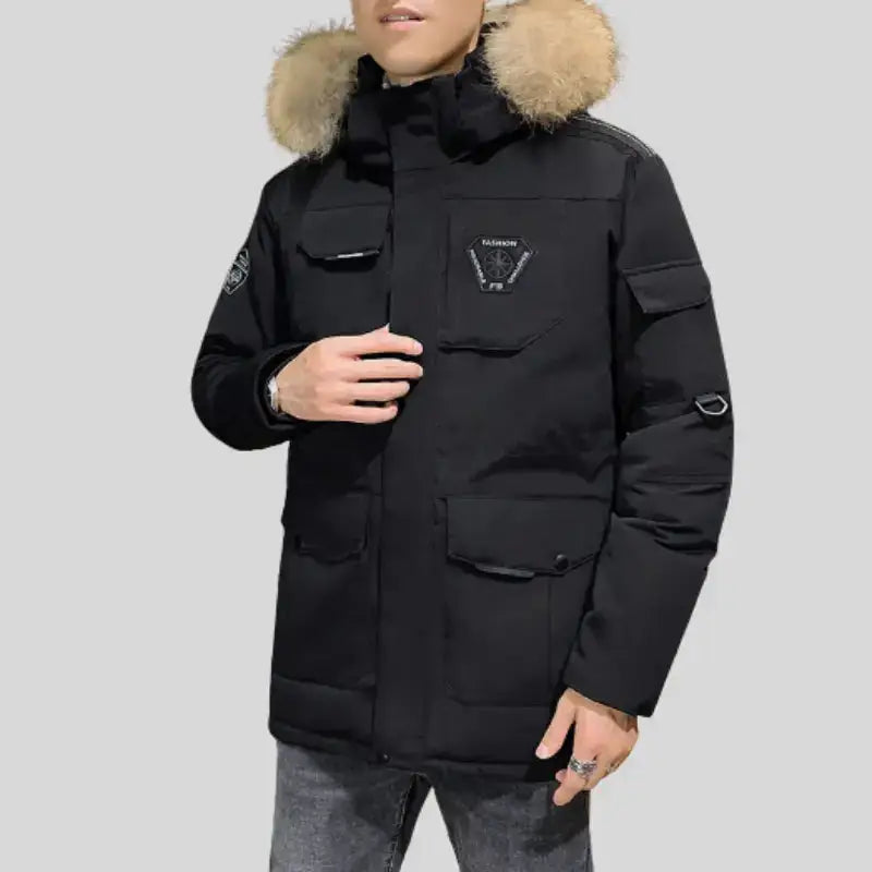 Doudoune et parka homme noire avec capuche en fausse fourrure, élégante et chaude pour l'hiver.