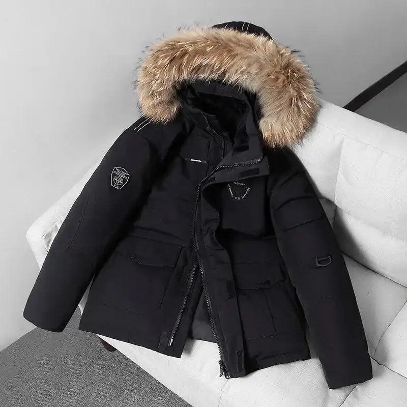 Doudoune et parka homme noire avec capuche en fausse fourrure, chaude et élégante pour l'hiver.