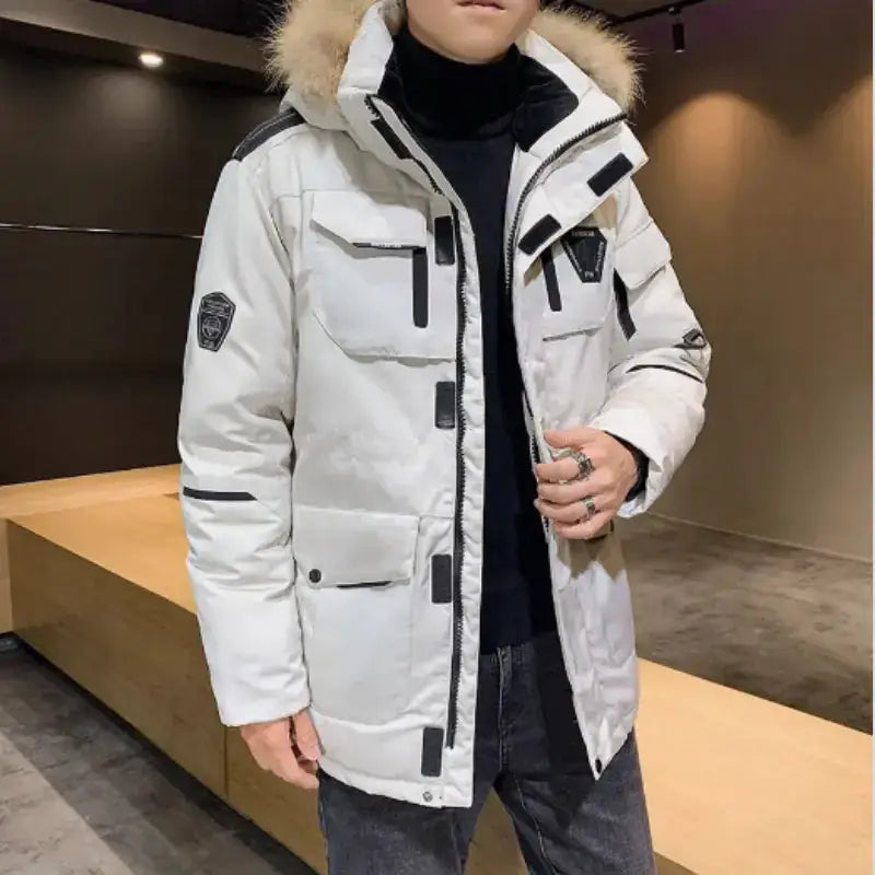 Doudoune et parka homme blanche avec capuche fourrée, élégante et isolante, parfaite pour l’hiver.