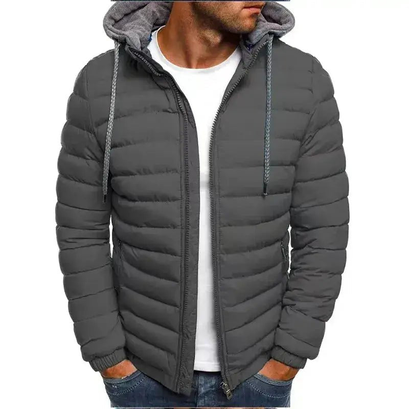 Parka doudoune homme légère en gris avec capuche, parfaite pour l'hiver et les trajets urbains.