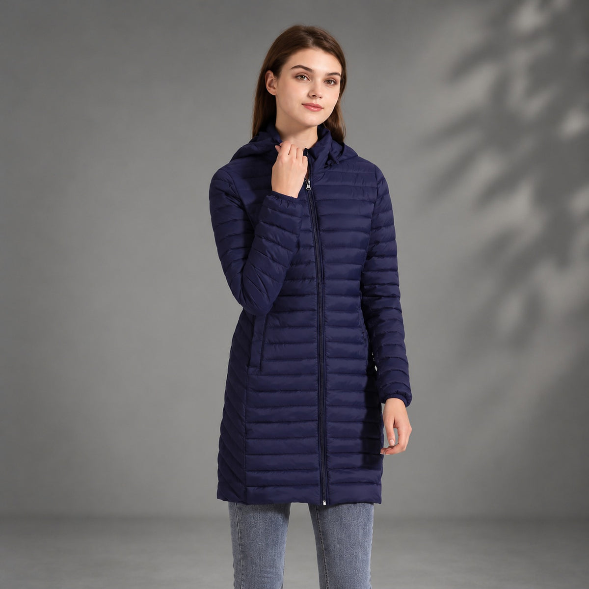Parka femme longue matelassée bleu marine à capuche – La Douce, portée en studio