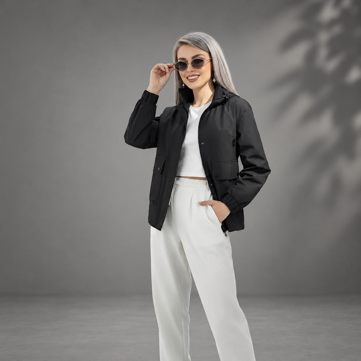 Parka noire femme légère à capuche – La Sobre, portée en studio