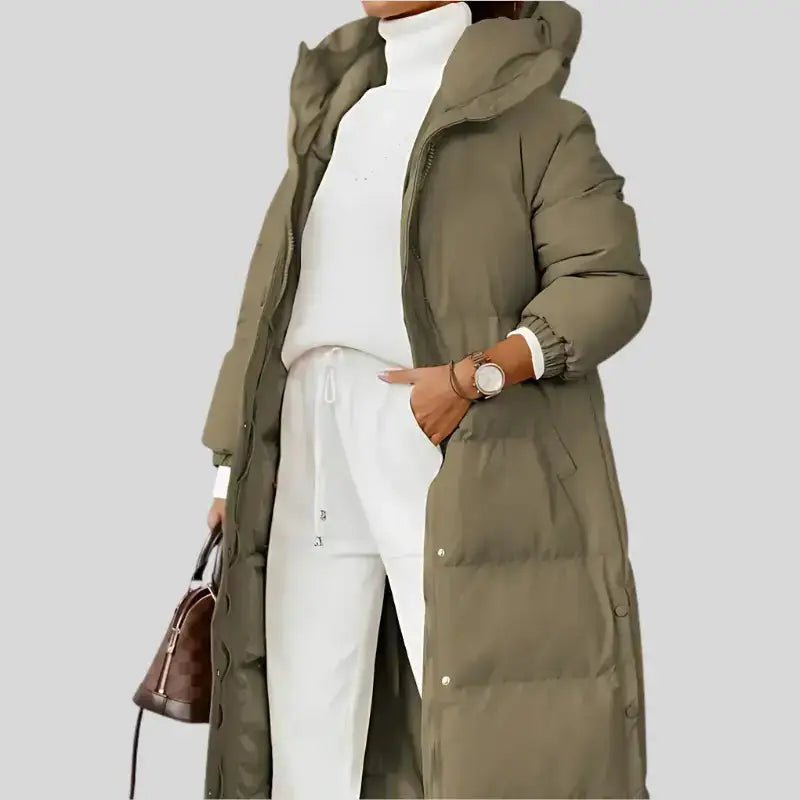 Parka longue femme kaki matelassée portée par une femme, avec un look décontracté et chic.