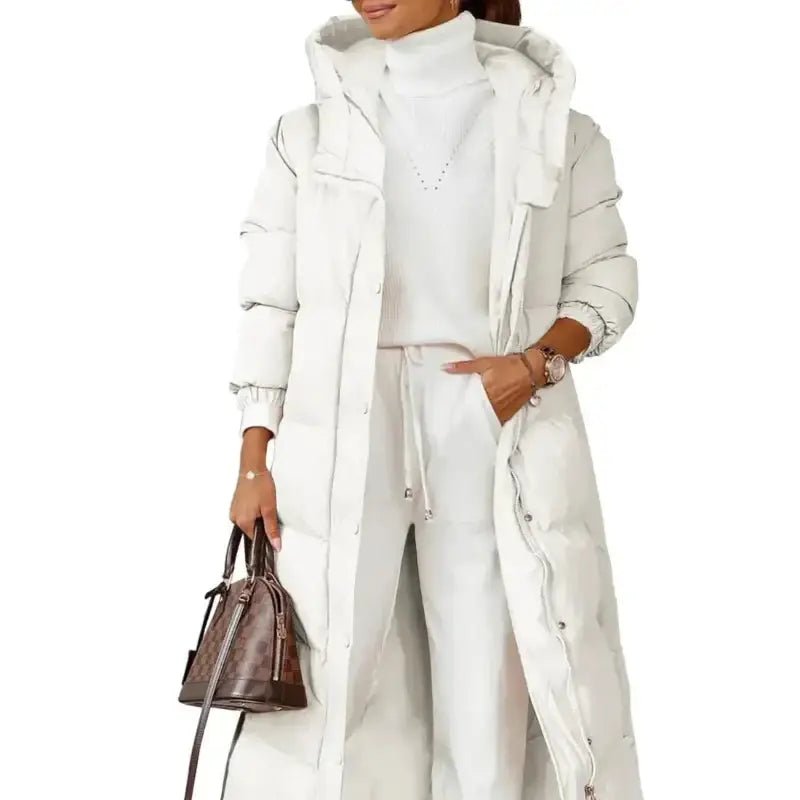 Parka longue femme kaki matelassée portée avec un ensemble blanc, parfaite pour l'hiver.