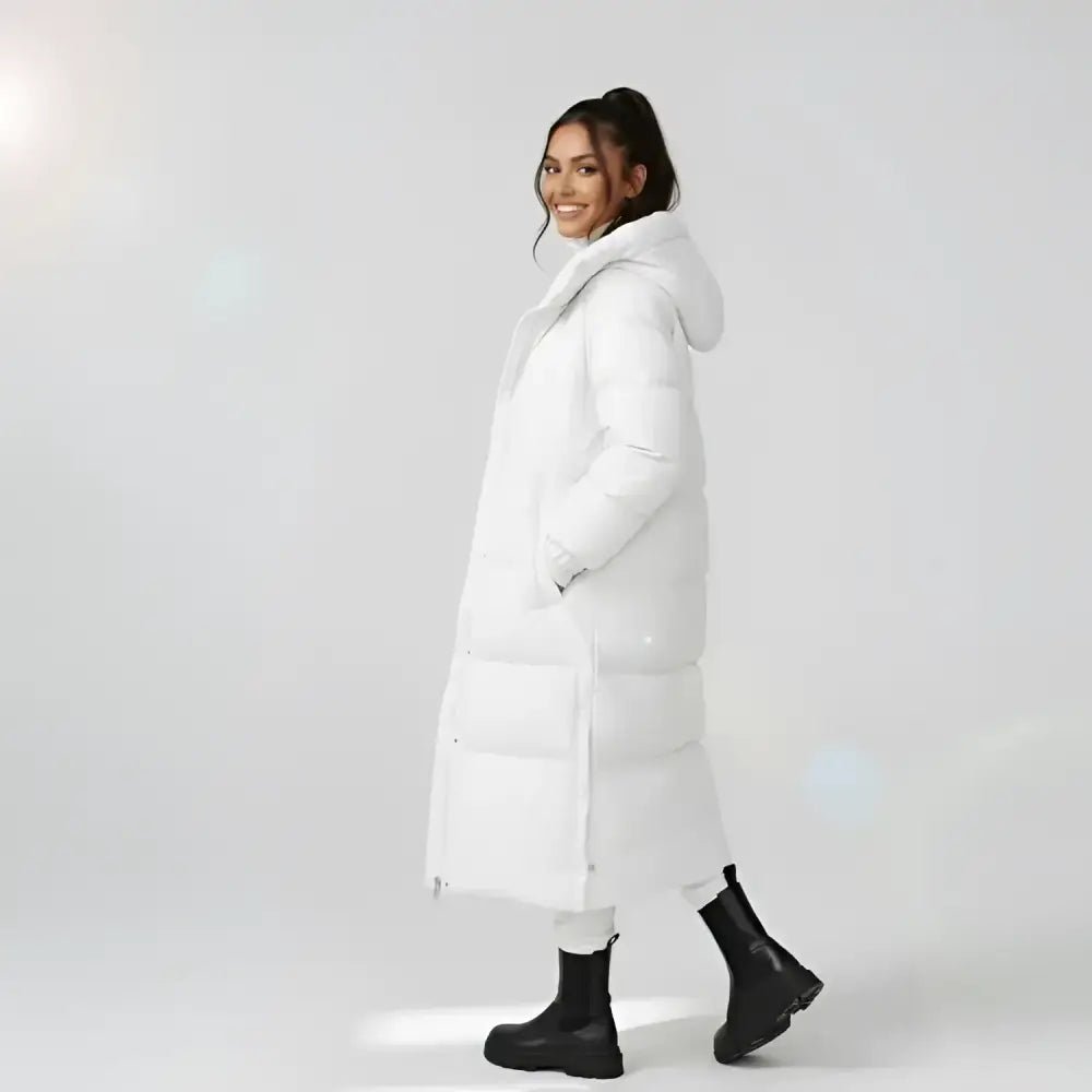 Parka longue femme kaki matelassée vue de profil sur modèle avec des bottes noires.