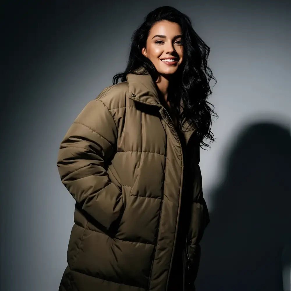 Parka longue femme kaki matelassée portée par un modèle souriant sur fond sombre.