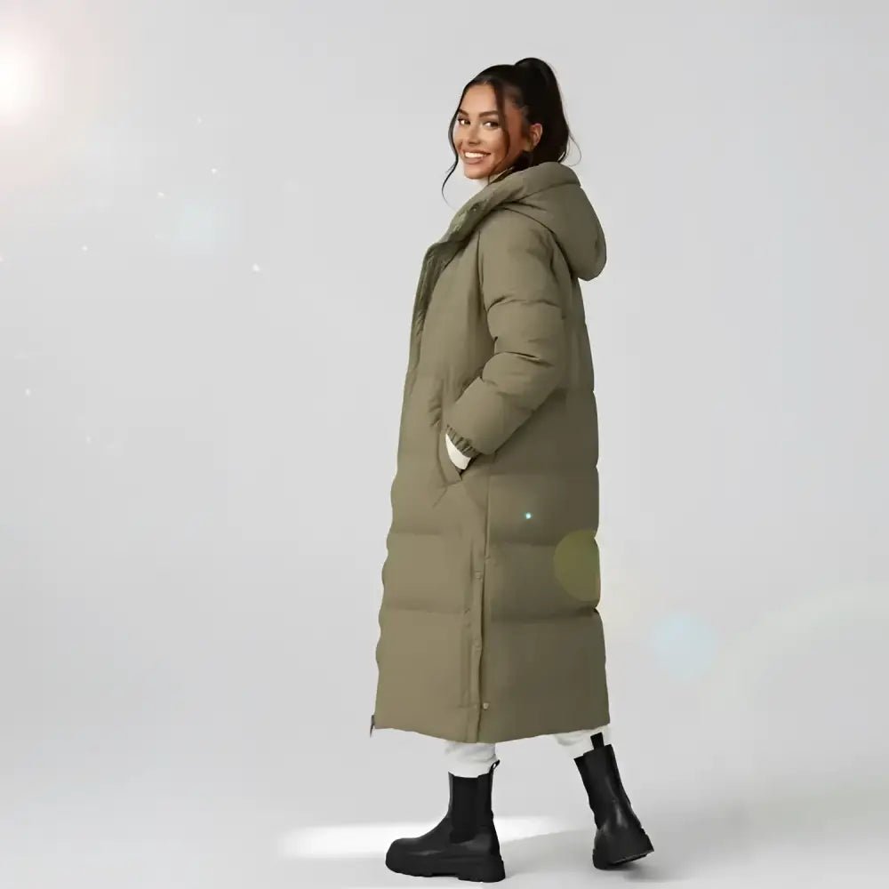 Femme souriante portant une parka longue femme kaki matelassée, idéale pour l'hiver.