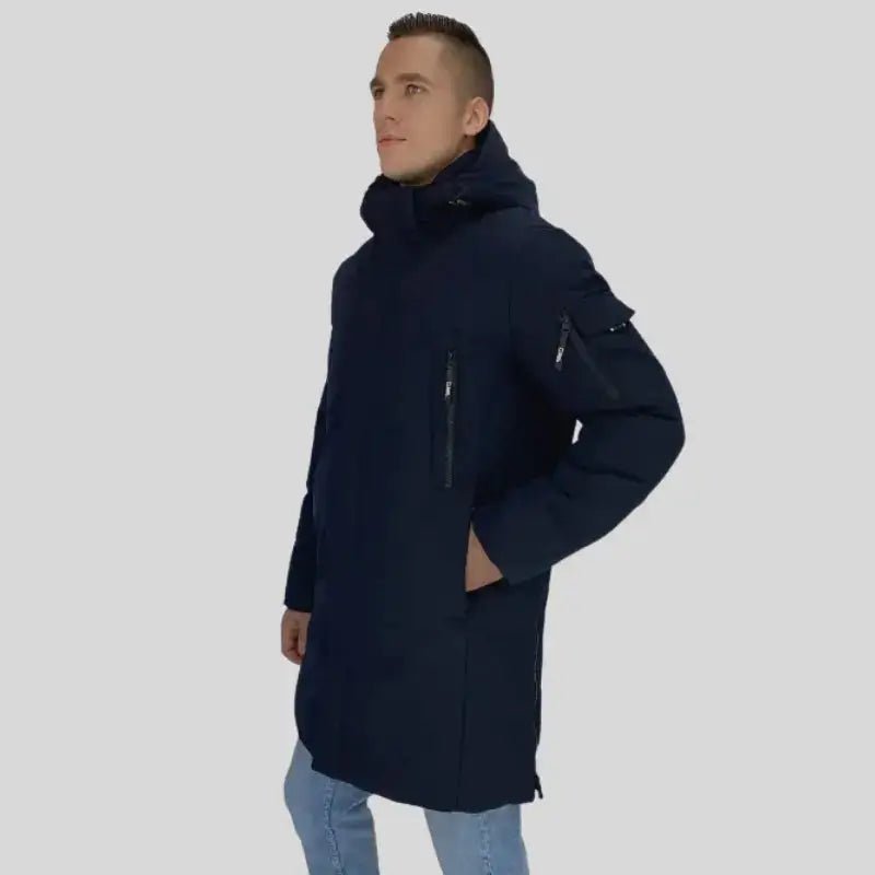 Homme portant une parka longue homme coupe slim noire avec capuche, style minimaliste.