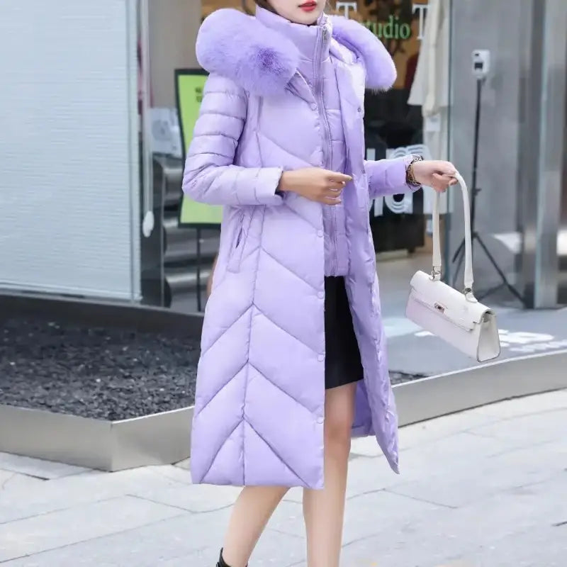 Manteau parka femme en violet avec capuche en fourrure synthétique pour l'hiver.