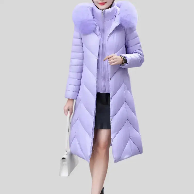 Manteau parka femme élégant et confortable en violet avec capuche en fourrure synthétique.
