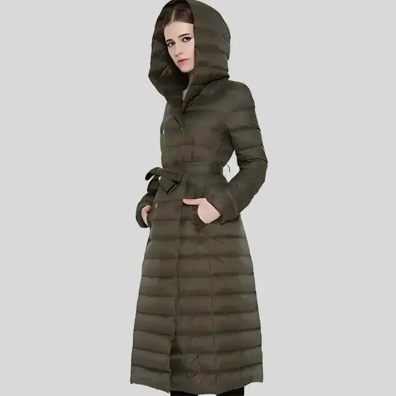 Parka capuche femme en couleur kaki, manteau long matelassé avec ceinture et capuche intégrée.