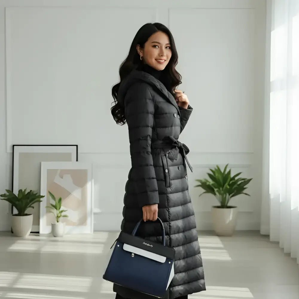 Parka capuche femme élégante et fonctionnelle, idéale pour l'hiver, avec capuche et ceinture.