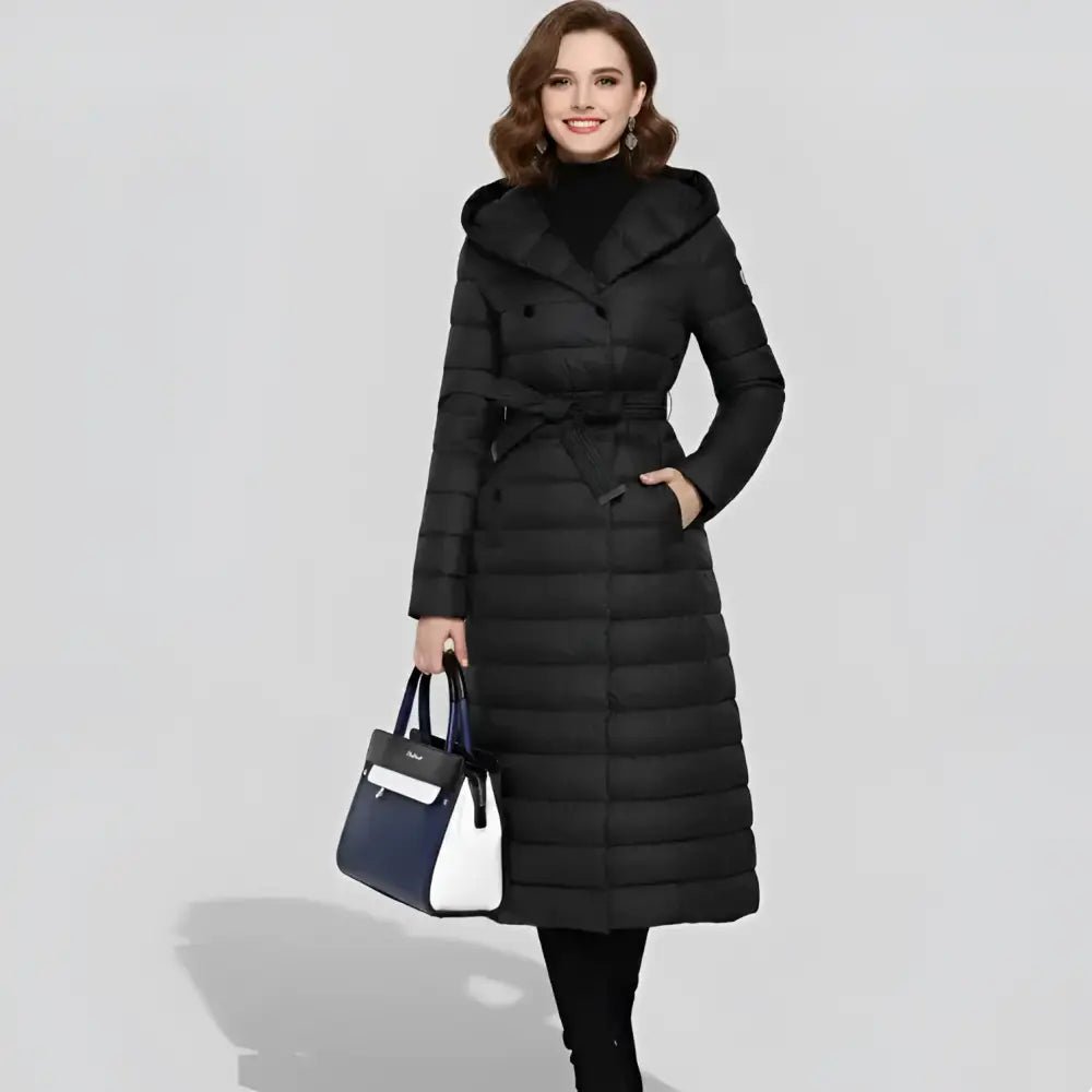 Parka capuche femme élégante en noir, parfaite pour l'hiver avec ceinture et capuche intégrée.