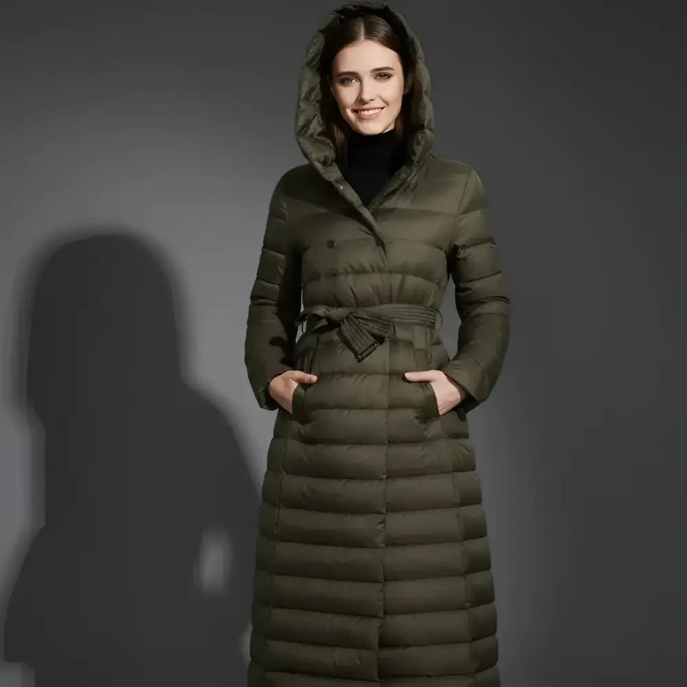 Parka capuche femme en couleur olive, manteau long avec capuche et ceinture, parfait pour l'hiver.