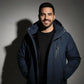 Homme souriant portant un parka capuche homme bicolore avec poches zippées