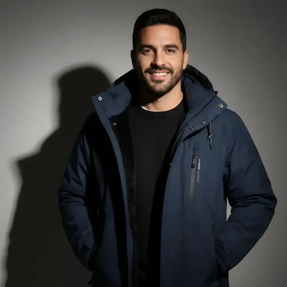Homme portant une parka capuche homme bleu marine, combinant confort et style.
