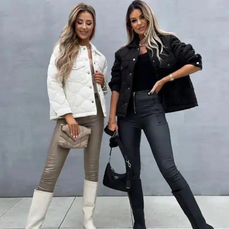 Parka femme courte matelassée en blanc et noir, modèles tendance pour l'hiver.