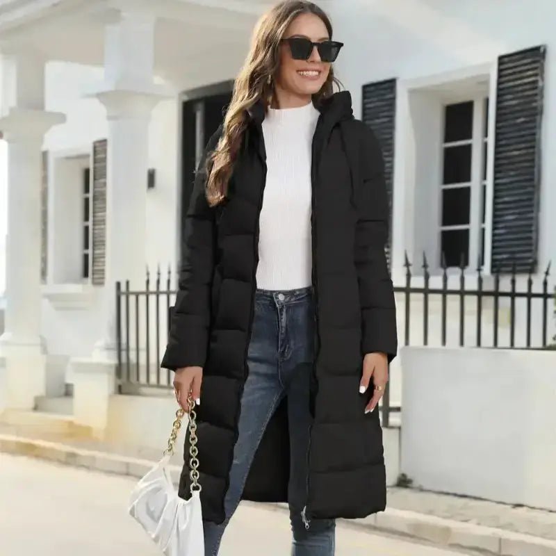 Parka chaude imperméable femme en noir, manteau d'hiver élégant avec capuche, style moderne.