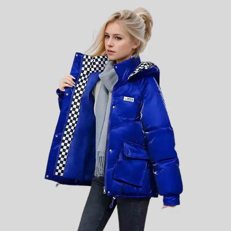 Parka chaude pour femme en bleu avec capuche, élégante et moderne pour l'hiver.