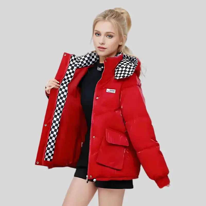 Parka chaude pour femme en rouge, moderne avec capuche à motifs, assurant chaleur et style en hiver.