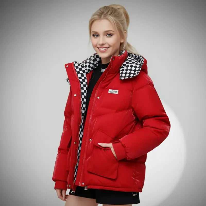 Parka chaude pour femme en rouge avec capuche à motifs contrastés, élégante et moderne.