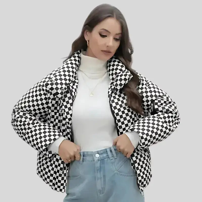Parka chaudes femmes à imprimé check noir et blanc, moderne et élégante pour l'hiver.