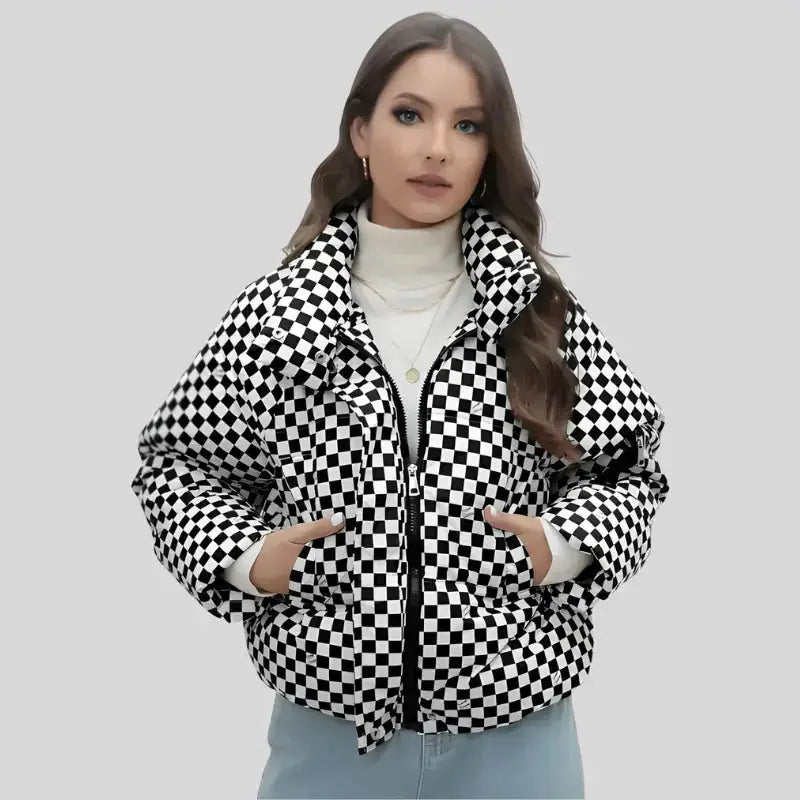 Parka chauds femmes à imprimé damier noir et blanc, idéale pour l'hiver et le style moderne.