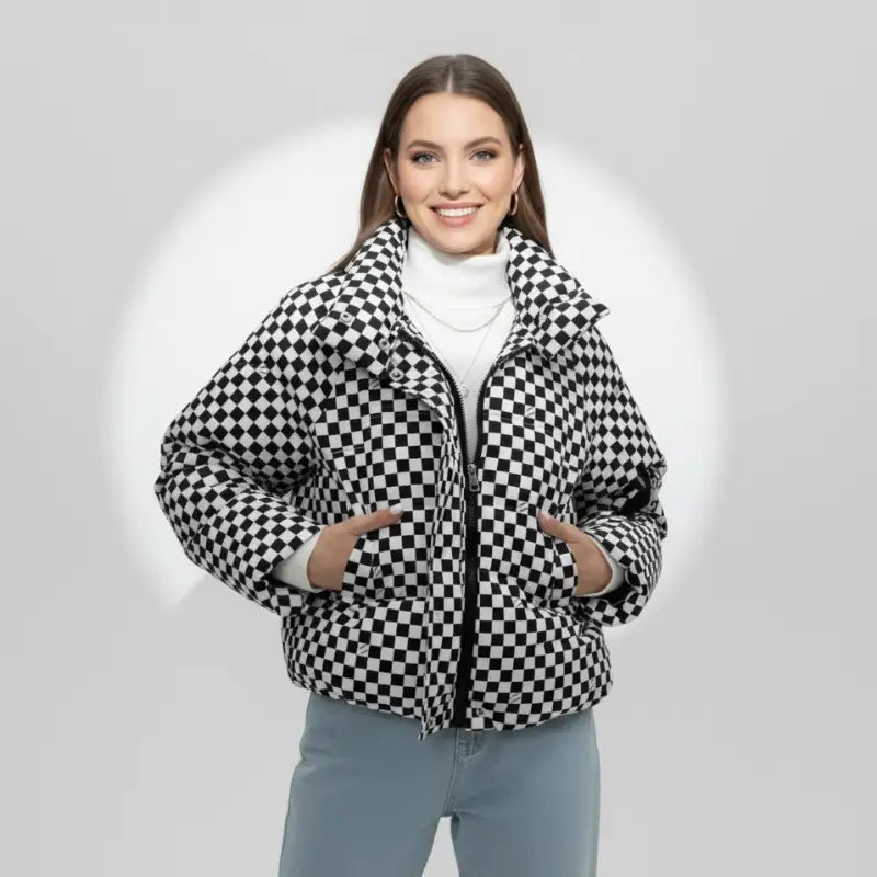 Parka chaudes femmes à imprimé check noir et blanc, moderne et isolante pour l'hiver.