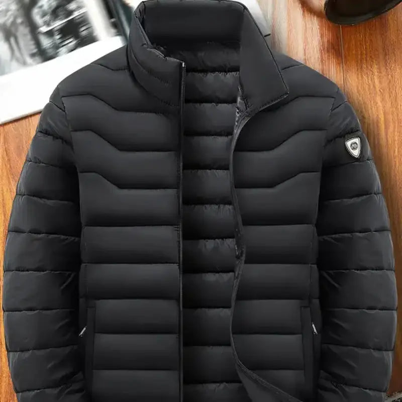 Parka doudoune homme légère, noire, à capuche avec rembourrage matelassé pour l'hiver.