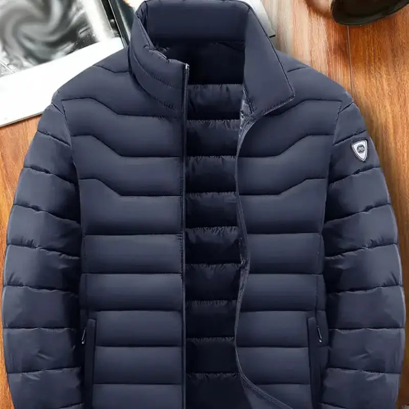 Parka doudoune homme noire à capuche, chaude et légère, avec rembourrage matelassé.