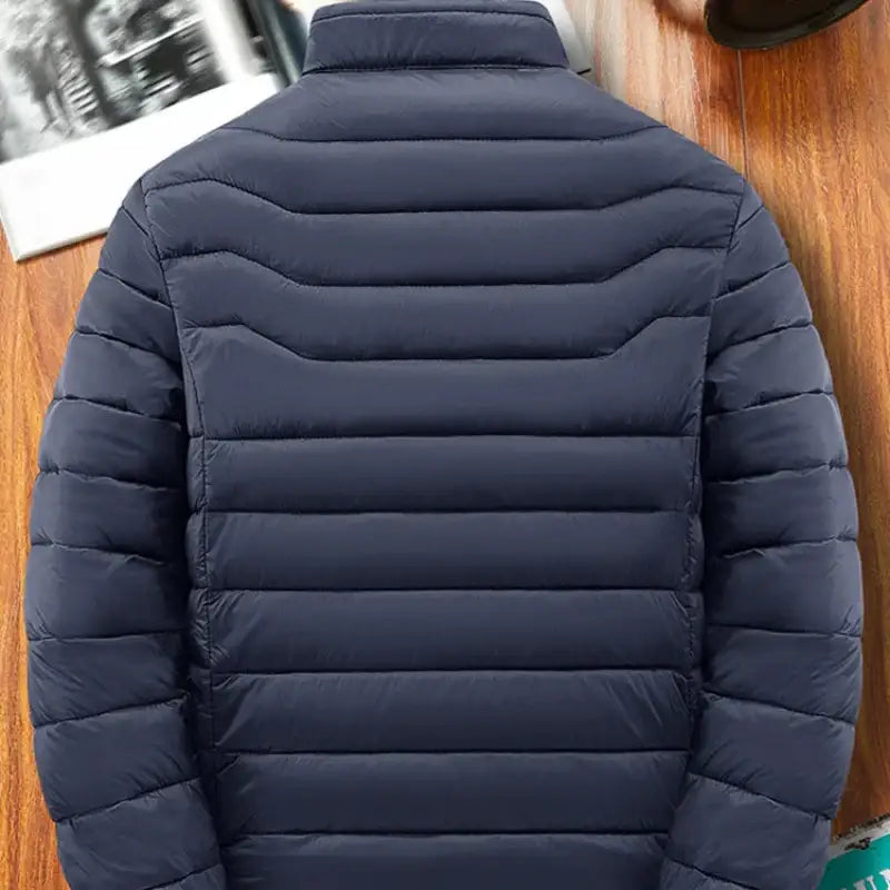 Parka doudoune homme - vue arrière d'une doudoune bleu marine, idéale pour l'hiver et élégante.